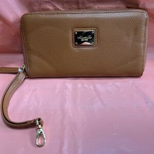 KENNETH COLE Never Used Tan Pebbled Genuine Leather Zip Around Wallet